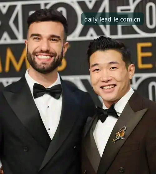 “V-J之吻”再现世界杯：墨西哥同性伴侣拥吻照走红，乐动体育平台实时见证多元时刻
